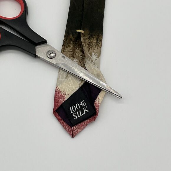 Greenwich Workshop 100%‎ Silk Bear NeckTie, Endangered Species by Bonnie Marris - Picture 2 of 5